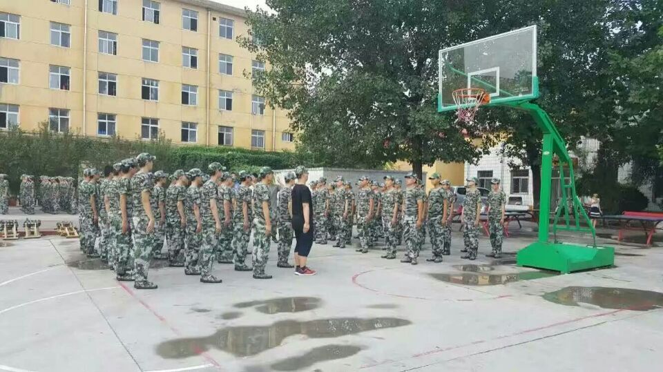 在军训中一切行动听指挥