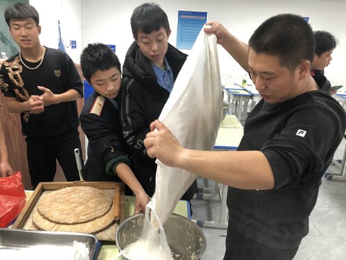 同题参见为进一步丰富班级文化生活